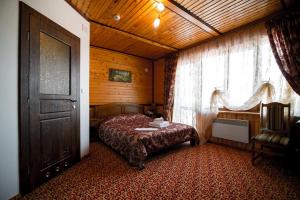 米戈韦Karpatska Vezha的一间卧室设有床、窗户和门
