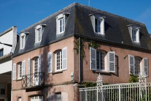 沙特尔Les Toits de Chartres - 2 appt - Parking gratuit的一座建筑,设有白色的窗户和黑色的屋顶