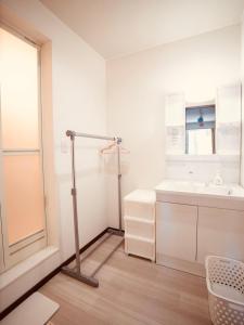 函馆Tomoeドットコム2 onepiecehouse的白色浴室设有白色水槽和书桌