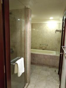 吉隆坡KL Short & Long Stay Suites At Times Square的带淋浴和浴缸的浴室