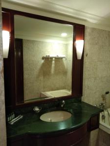 吉隆坡KL Short & Long Stay Suites At Times Square的一间带水槽和大镜子的浴室
