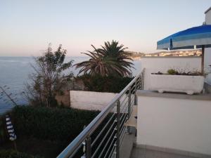 皮昂比诺La Rosa dei Venti Resort的海景阳台