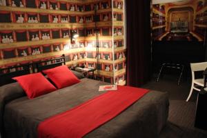 巴黎维多利亚沙特莱酒店的一间卧室配有一张带红色毯子的大床
