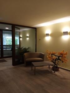 皮耶特拉卡梅拉Residence Orso Bianco的客厅配有沙发和桌子