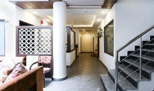 钱德加尔Hotel Seven的走廊上设有楼梯和椅子的建筑