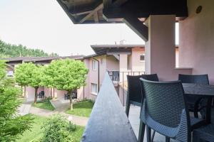 西尔米奥奈露嘉娜玛莉娜乡村公寓式酒店的一个带桌椅的阳台和一个庭院