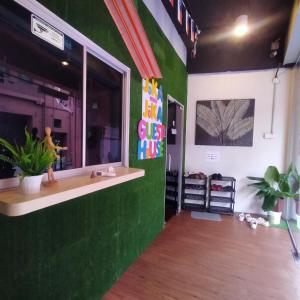 马六甲JOKA-JOKA GUESTHOUSE的带窗户的绿色墙壁客房