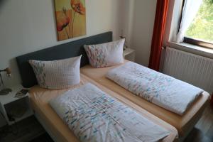 罗滕堡Gasthof Post的两张睡床彼此相邻,位于一个房间里