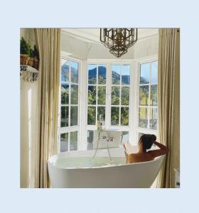努沃勒埃利耶豪华野外别墅的坐在窗户间浴缸里的女人