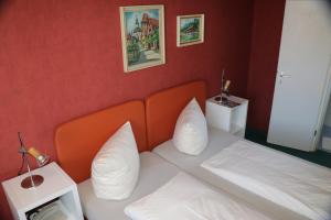 罗滕堡Gasthof Post的酒店的客房 - 带2张带白色枕头的床
