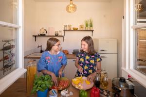 奥芬堡Boardinghouse alte Spinnerei的两个女孩站在厨房准备食物