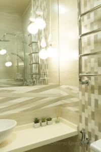 伊万诺-弗兰科夫斯克Luxury apartments «Love Story»的带淋浴、盥洗盆和镜子的浴室