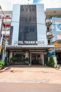 邦美蜀Thanh Ngọc Motel的一座带有读取汽车旅馆字样的建筑