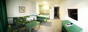波多黎各Apartamentos Florida Gran Canaria Adults Only的带沙发的客厅和厨房