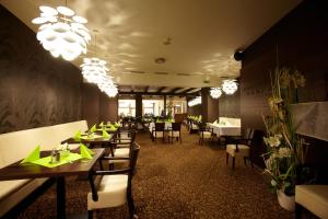 切尔纳山撕拉多纳酒店的用餐室配有桌椅和灯光