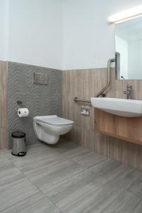 布隆方丹LOCH LOGAN HOTEL的一间带卫生间和水槽的浴室