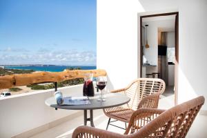 埃斯卡洛Gaviota - Emar Hotels Adults Only的海景阳台上的桌椅