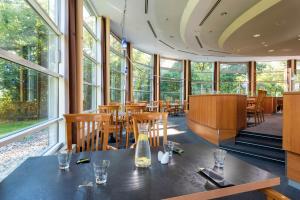 波茨坦波茨达姆塞米钠里斯海洋酒店的用餐室设有桌椅和窗户。