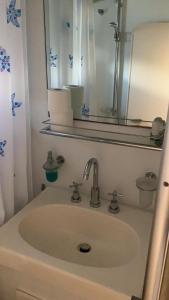 Taʼ XbiexJohnny M Yacht的浴室水槽设有镜子和水槽