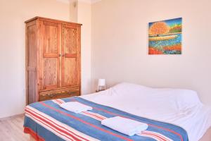 格雷梅My Home Cappadocia Stone House的一间卧室配有一张床,上面有两条毛巾