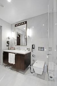 伯萨布尔萨会议温泉皇冠酒店 的一间带水槽、卫生间和镜子的浴室