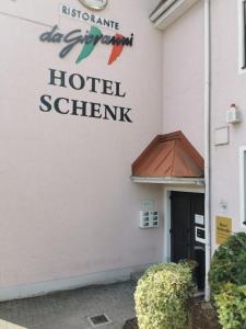 皮尔马森斯Hotel Schenk的建筑一侧的酒店标志