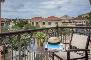 费斯卡尔德宏巴汉布拉套房酒店 - 仅限成人的坐在阳台上桌子上的帽子