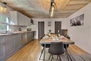 圣弗朗索瓦小河Le Chic-Rustique - SPA, chaleur, rustique的厨房配有桌椅,墙上挂着大象