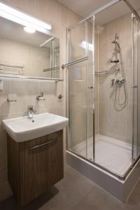 索波特Rewita Korab的一间带水槽和玻璃门淋浴的浴室