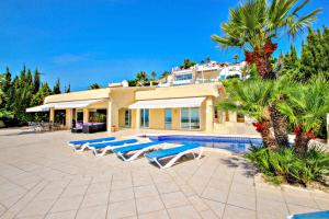 莫莱拉Bellavista - fantastic sea view villa in Moraira的别墅 - 带游泳池和躺椅
