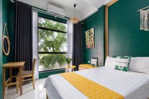 下龙湾VietHouse Homestay Ha Long的一间卧室设有一张床和绿色的墙壁