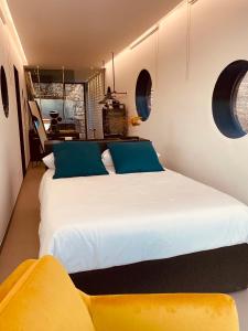泰拉西尼Container Suite的卧室配有带蓝色枕头的大型白色床