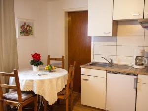 舍姆贝格Haus zur Bienenweide的厨房配有桌子和桌布