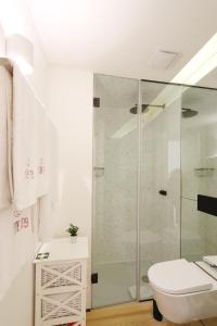 波尔图HM - Historical Studio Taipas 2D的带淋浴、卫生间和盥洗盆的浴室