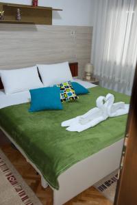 普里莱普Apartment Elmari的床上有两条白色毛巾