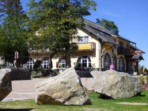 Stosswihr小屋餐厅酒店的建筑物前的两块大岩石