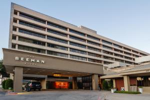 达拉斯The Beeman Hotel的一座建筑,上面有读蜂人酒店书的标志