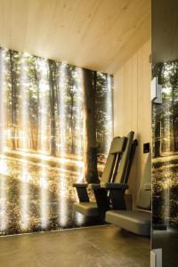 德根多夫霍汀酒店的森林壁画前带椅子的等候室