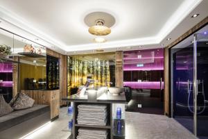 德根多夫霍汀酒店的更衣室设有紫色墙壁和沙发