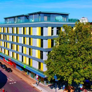 亚琛Das Loft Apartments的享有建筑的顶部景色,设有黄色和蓝色的窗户