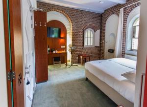 阿默斯福特海特科鲁斯特尔酒店的一间卧室设有一张床和砖墙