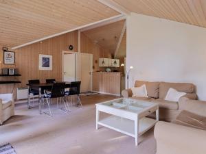 Three-Bedroom Holiday home in Gilleleje 24酒廊或酒吧区