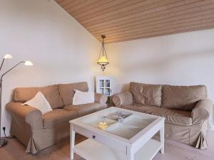 Three-Bedroom Holiday home in Gilleleje 24酒廊或酒吧区