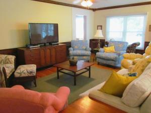 布鲁克斯维尔Ardendales的客厅配有家具和平面电视