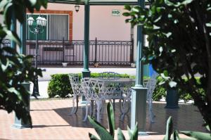 特基斯基亚潘Hotel El Mirador的露台上的户外桌椅