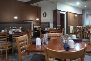 格兰特维尔Holiday Inn Harrisburg I-81 Hershey Area, an IHG Hotel的用餐室配有木桌和椅子