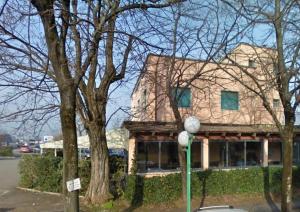 圣彼得罗-泰尔梅堡阿莱基诺酒店的绿杆上带钟的房屋