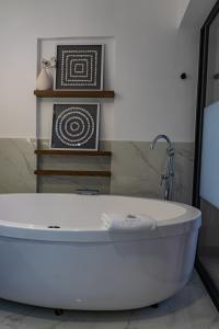 墨西哥城Agata Hotel Boutique & Spa的浴室内设有一个白色浴缸