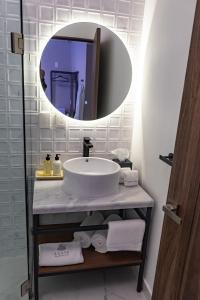 墨西哥城Agata Hotel Boutique & Spa的一间带水槽和镜子的浴室