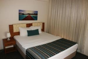 马尼萨My Rezidance Hotel的一张床位,位于酒店客房内,配有西德西德克斯床